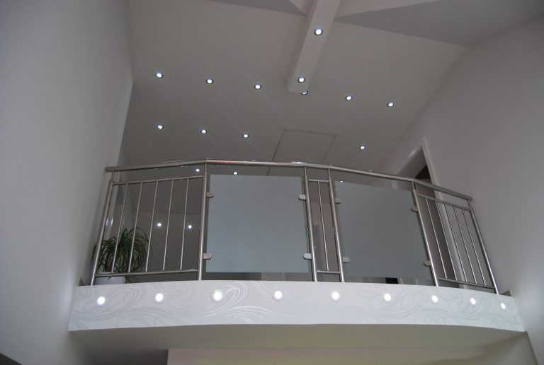 runde LED leuchte in Treppenhaus..._